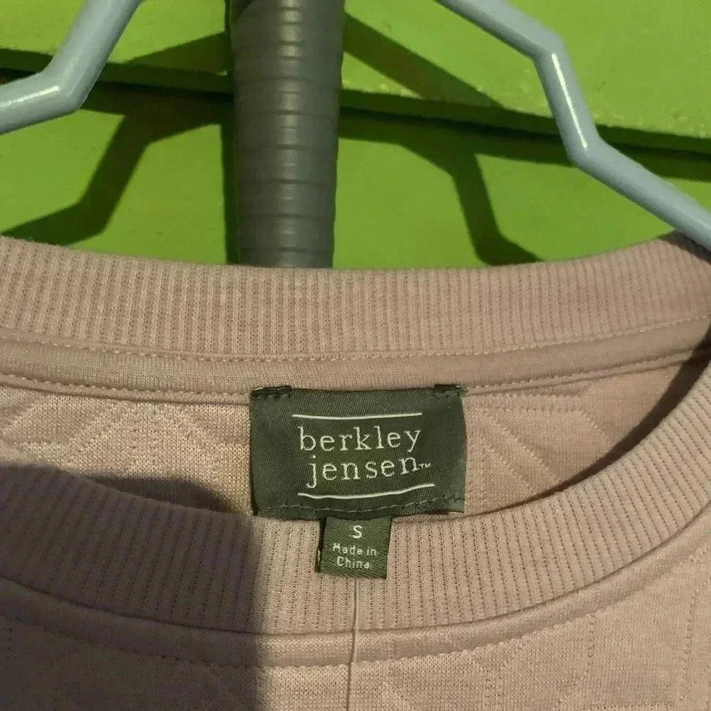 Berkeley Jensen Womens Sweatshirt Size Small Purple Long Sleeves with a design - Picture 4 of 7